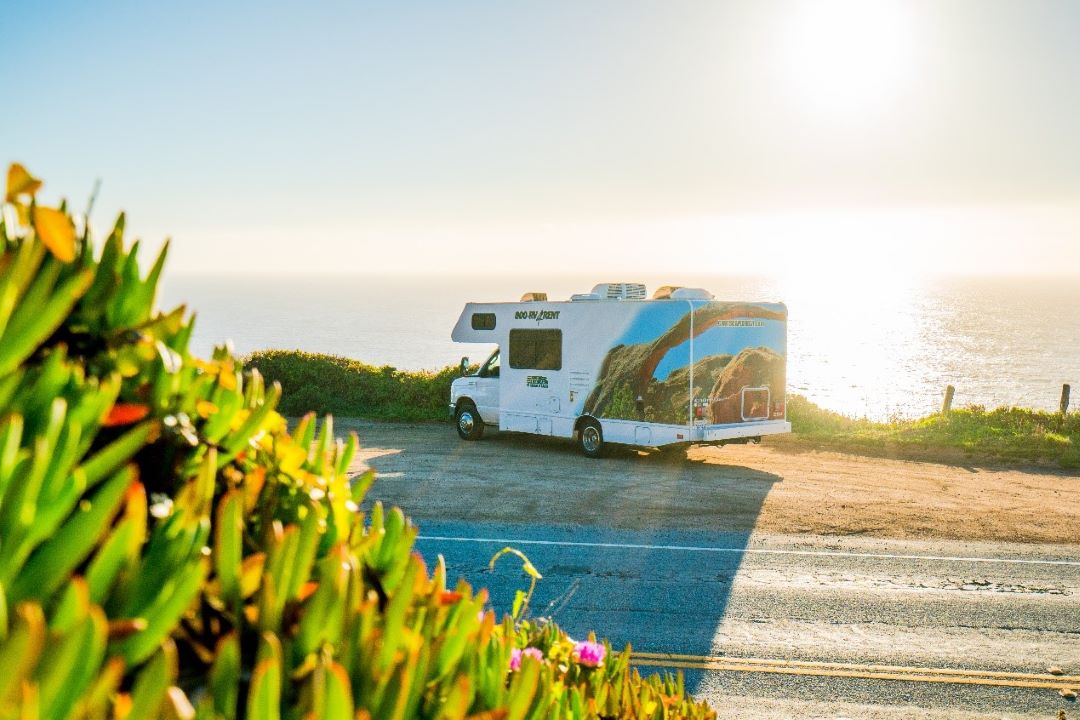 老人房车自驾游也能酷酷的